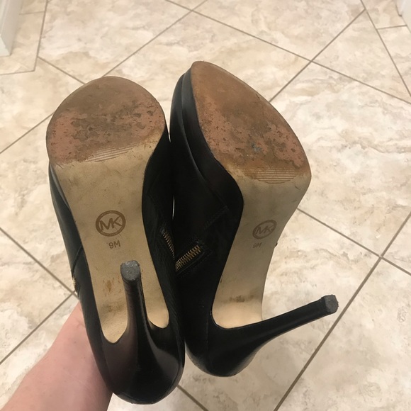 Michael Kors Ankle bootie with gold zip detail - Picture 5 of 6